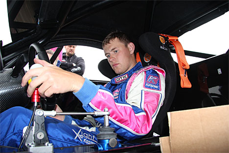 Kasper H. Jensen prøvesidder en Ginetta G40